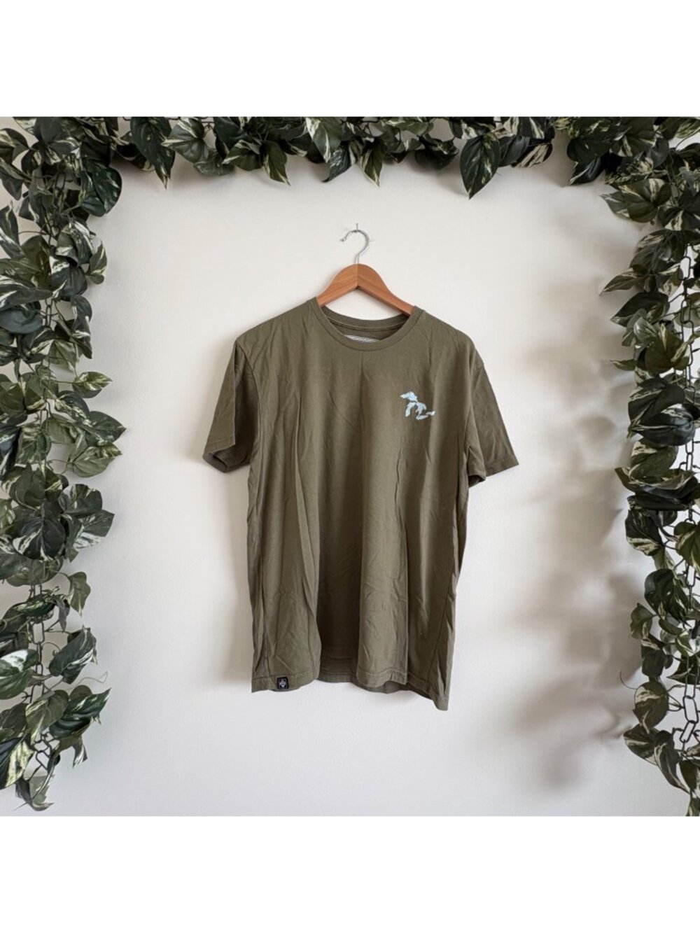 M22 Short Sleeve Scoop Neck Mountain Graphic T-Shirt Green Men’s Size L